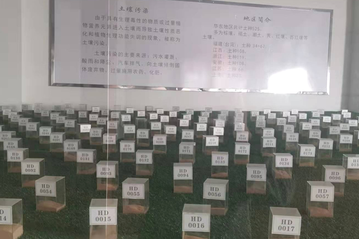 來自礦產(chǎn)開發(fā)、洗選加工過程中產(chǎn)生的大量粘土、泥土礦沙由于持水性高、粘度大、易抱團結塊給后續(xù)物料磨粉、焙燒等工序造成不良影響，烘干機廠家鄭州東鼎干燥針對此類物料干燥及應用特
