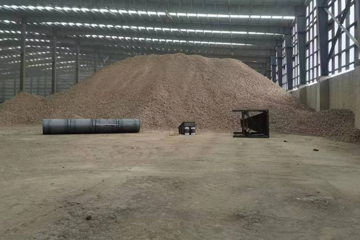 礦石烘干機是東鼎干燥針對冶金建材行業(yè)推出的專用烘干設備，具有產能大、耐磨損、熱能消耗低、自動化程度高的特點。