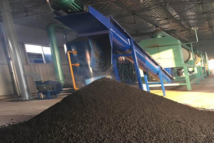 雞糞烘干機是一種專門用于處理禽畜糞便（如雞糞、牛糞、豬糞等）的干燥設備，通過脫水、高溫熱風烘干、消毒滅菌、除臭等工序，將高含水量的糞便轉化為低含水量的有機肥料或飼料，實現(xiàn)了畜禽糞便的快速高效利用。