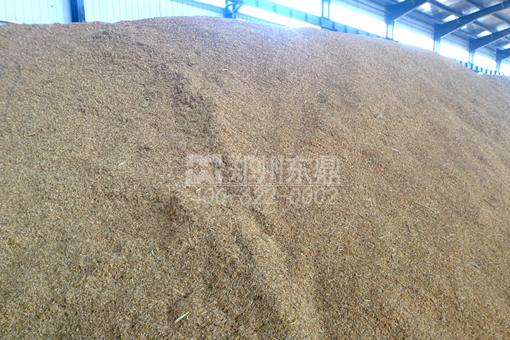在家具制造行業(yè)生產(chǎn)過(guò)程中會(huì)產(chǎn)生大量的鋸末、刨花，這些木質(zhì)物料是加工優(yōu)質(zhì)生物質(zhì)顆粒的好原料，但由于水分過(guò)高直接壓制顆粒會(huì)影響顆粒品質(zhì)，為了控制鋸末的含水率，我司開發(fā)成套鋸